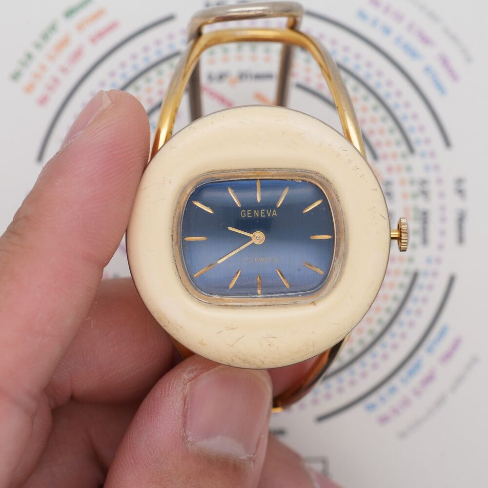 Vintage Geneva 17 Jewels Mechanical Cuff Watch - Gold Tone - 1960s/1970s Boho - Picture 5 of 9